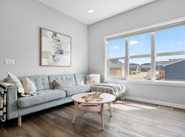 Relax in Comfort, AC, YYC, CrossIron Mills, Banff，位于Calgary的酒店