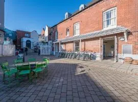 Hereford City 3 Bed Riverside Apartment River View House sleeps 6-16