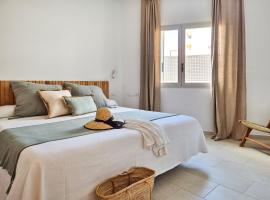 Apartamentos Proa - Emar Hotels Only Adults，位于埃斯普霍斯的带停车场的酒店