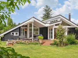 Lovely Home In Dronningmølle With Wifi