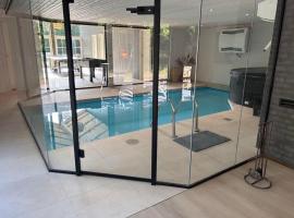 Beautiful Holiday Home With Indoor Swimming Pool，位于博托比的带按摩浴缸的酒店