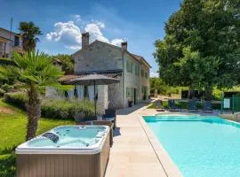 Rustic villa Zvonar with pool in Motovun