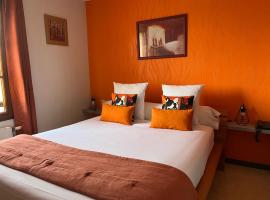 Logis hôtel Les Confins du perche，位于于讷河畔索镇的酒店