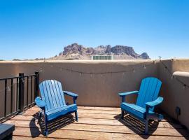 Spacious 3BR Retreat - Mountain Views，位于阿帕奇章克申的酒店