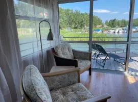 Bo på husbåt med egen badplats