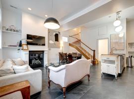 Large Condo with Outdoor Deck in Historic Chicago District home，位于芝加哥的酒店