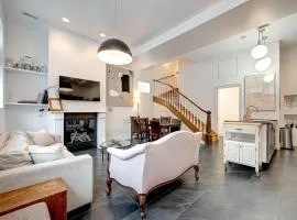 Large Condo with Outdoor Deck in Historic Chicago District home