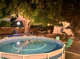 Casa Lula Beach Retreat - Fenced backyard，位于阿雷西博的酒店