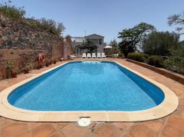 卡萨巴兰科德洛斯赛尔恩卡洛斯度假乡村别墅，位于巴尔塞基略的酒店