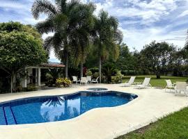 Espectacular finca cerca a Buga，位于Guacarí的酒店