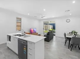 Spacious 4BR Home Great Area close to everything