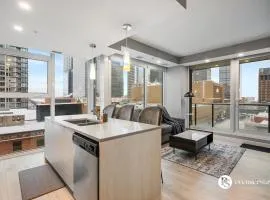 Central Downtown near Rogers Sleeps 6 with Two Queen Beds and Parking