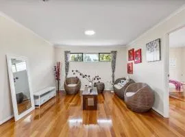 Peaceful 4BR Retreat in Leafy Forest Lake Setting