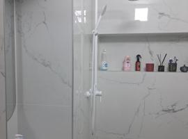 Apartment HOME две спальни，位于Reni的酒店