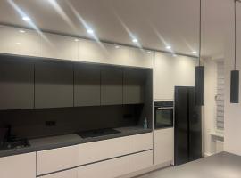 Trier-Ferienwohnung mit 2 Schlafzimmern, 2 Bäder, moderne Küche, 2 Badezimmer, Laube- zentral in Trier，位于特里尔的酒店