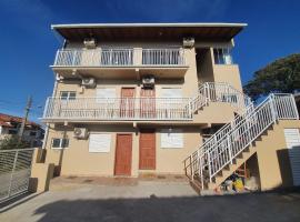 Casa e Kitnets Imbituba Praia da Vila，位于因比图巴的酒店