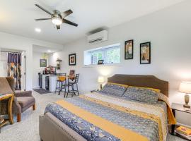 4 Mi to Blue Ridge Parkway Floyd Studio with Yard，位于Floyd的酒店