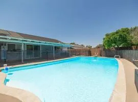Backyard Oasis Private Villa Pool Hot Tub