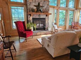 River Bend Escape by Leavetown Vacations，位于Onaway的酒店