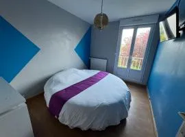 Chambre avec lit rond insolite proche gare TGV