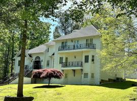 Peachtree Corners Dream Home，位于德卢斯的酒店