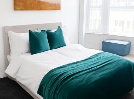Modern Cozy Flat with Great Location，位于布莱奇利的酒店