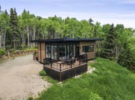Chalet moderne dans les montagnes de Charlevoix，位于拜圣保罗的乡村别墅