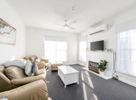 Lil beauty Nth Central near Hosp 3BR Reno w ample parking and Wifi，位于谢珀顿的酒店