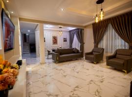 Cozy 3BR 3BA Gated Estate Home in Accra -CozyOak Stay，位于Kwabenya的酒店