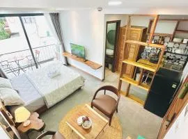307MSNK Luxe Studio l Balcony & Kitchen