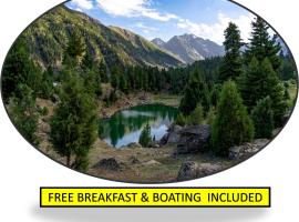 Monte Vista Hotel & Lake Resort，位于Astor的带停车场的酒店