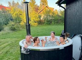 Ślusarnia-domek z sauną i balią nad jeziorem, Kaszuby，位于Żuromino的酒店