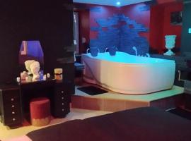 Loveroom Chambre obscure，位于圣阿玛尼的酒店