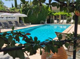 Hôtel La Garrigue & Bar Piscine，位于弗纳斯屈厄的酒店