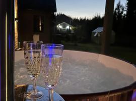 Luxury and Private Stay with Sauna, Lazy Spa & Peaceful Garden，位于凯拉瓦的酒店