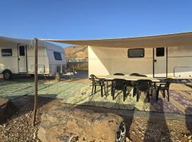 אגס תיירות קרוואנים חוף שיזף בכנרת，位于基内雷特的豪华帐篷营地