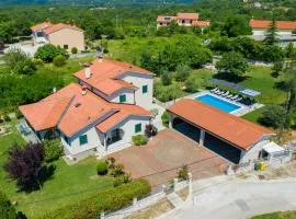 Holiday House OLIVE GROVE with pool and garden
