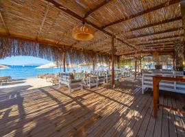 Halikarya Restaurant & Beach Hotel，位于博德鲁姆的酒店