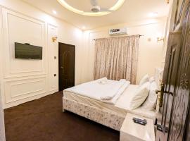 White Rose BnB Family - Near Millennium Mall - Airport - National Stadium，位于卡拉奇的酒店