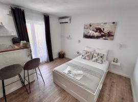 Studio apartments RAFAEL - 4 minutes to the beach，位于格拉达茨的酒店