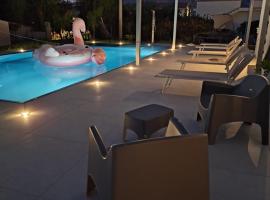 La Marina Pool Villa，位于特拉佩托的酒店