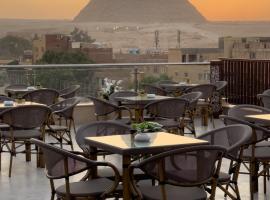 AKHNATON Pyramids View Hotel With Rooftop Access & free airport pickup，位于开罗的酒店