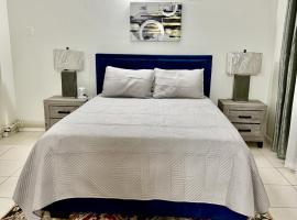 Blue Laventura condo near HWT，位于金斯敦的酒店