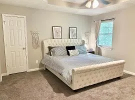 King Suite - Private Bath - Gameroom - 7 Mins From ATL Airport