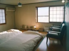 泊まれる本屋 まるとしかく