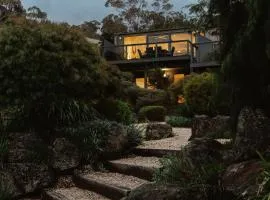 OCEAN VIEW Coastal 3 BEDROOM Retreat in Lorne - Balcony, Fireplace, Free WiFi Warm Coastal Charm