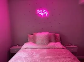 Pink Designed Queen Suite - Game Room - 7 Mins From Airport