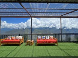 The Halt Narkanda - Rooms and Rooftop Cafe，位于Kumhārsain的酒店