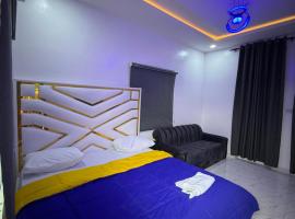 Private Fully Serviced Studio Apartment At Ogudu , AC, Private kitchen and bathroom, Not A Shared, 5 percent off Weekly and 10 percent off Monthly Stays，位于拉各斯的旅馆