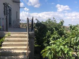 بيت مستقل مع حديقة فواكه 3 غرف نوم وتكييف ومجلس，位于阿杰隆的酒店